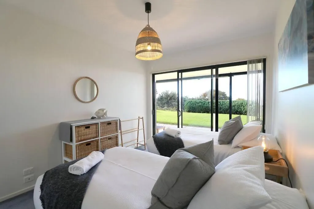 Holiday home Villa Paradiso - 5 Bed - Beach Access - Pool Tura Beach Australia